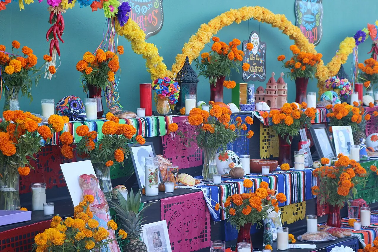 Día de Muertos con tu mascota: seguridad en la ofrenda y cómo honrarla
