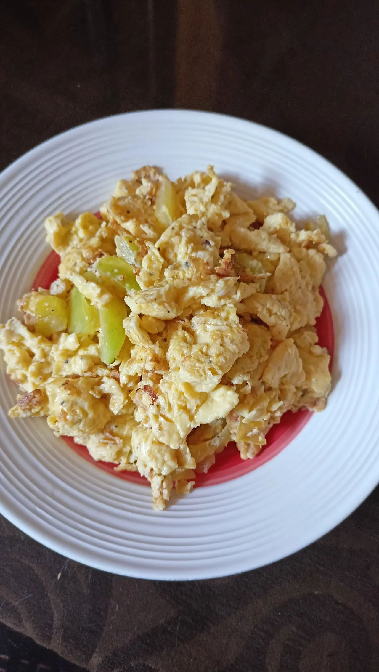 Huevo revuelto bien cocido servido en un plato blanco, listo para dar a un perro